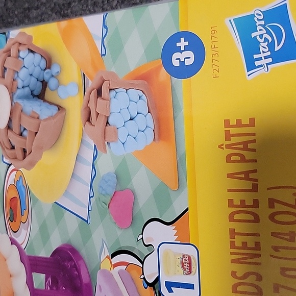 Play-Doh Kitchen Creations - Sweet Cakes Playset with 8 Colors, Playmat, Over 15 - Picture 7 of 7